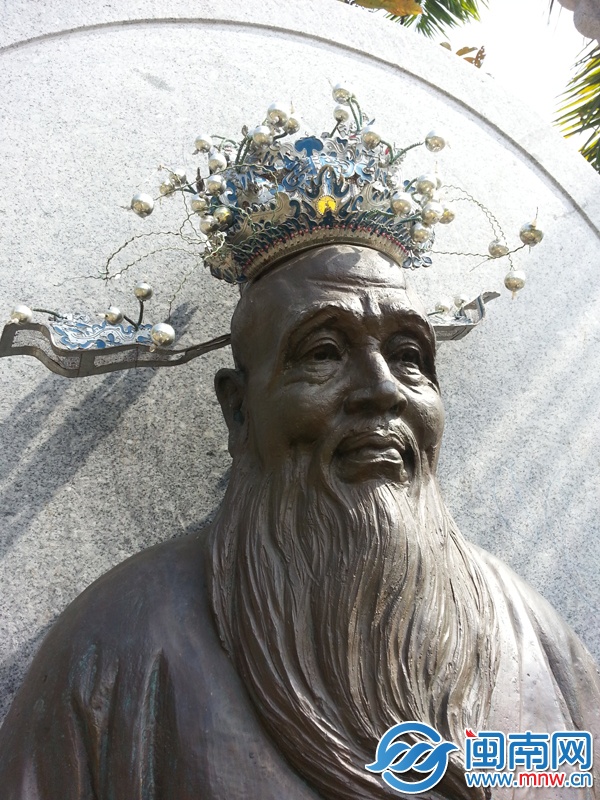 月老的“官帽”还挺精致