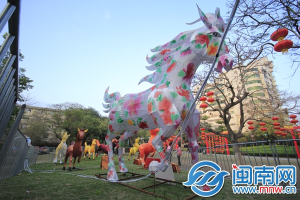 中山公园花灯马前腿弯成狗腿？
