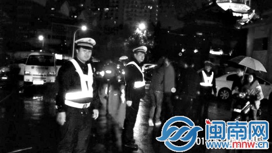 芗城八卦楼民警冒雨疏导交通
