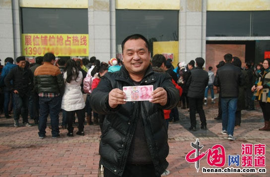 信阳一房企搞宣传狂撒10万现金1