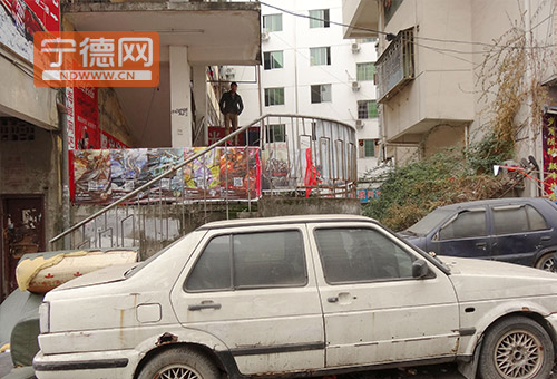 蕉城北路新佳坡步行街停放的废旧轿车