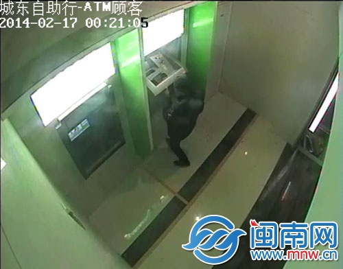 赖某撬挖ATM的监控视频截图