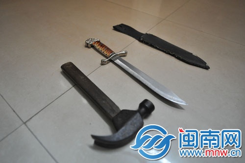 作案工具，一支铁锤，一把刀