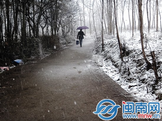 风雪交加，却挡不住前行的脚步
