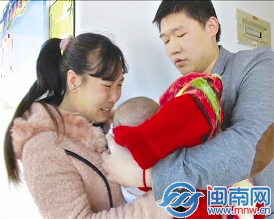 从民警手中接过孩子，罗某玉痛哭流涕