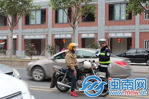 半小时内16辆摩托吃罚单