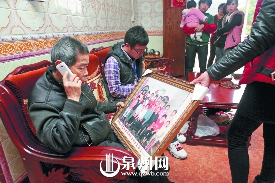 看着洪松柏的照片，并与之通话，杜德谋老人十分激动