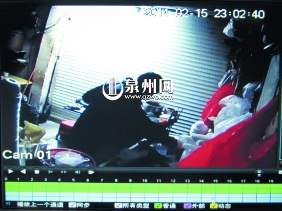 小偷盗窃过程被店内监控拍下