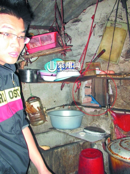 店主猜测小偷是从这个墙洞钻进来的