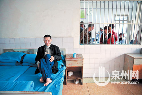洪争取被安排在最靠近医护人员办公室的床位，全新的 