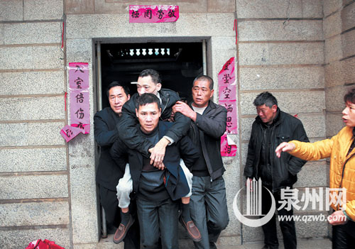 被关8年，洪争取终于从石头屋出来，但已不能独立行 