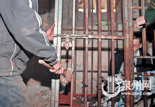 铁笼因生锈难打开，亲戚用大铁锤用力才砸开了门。