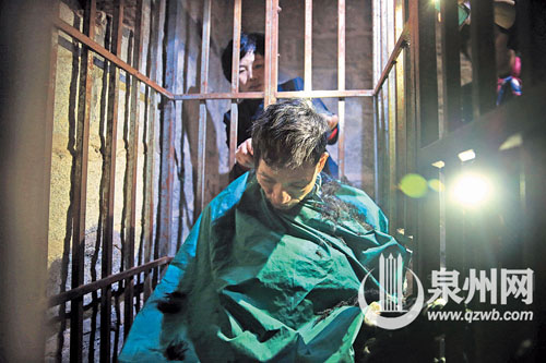 当地长期照顾洪争取的义工为他理发洗身，换好衣服。