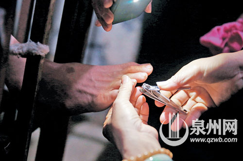 家人和义工帮洪争取洗脚，剪脚趾甲和手指甲。