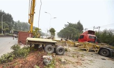 车上货柜甩了出去