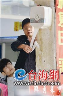 店门口挂卷卫生纸
