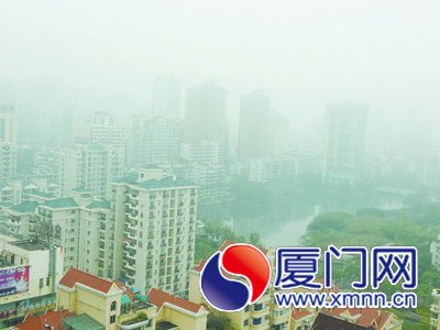 厦门被雾笼罩并伴有小雨