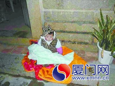 小女孩被遗弃在别人家门口