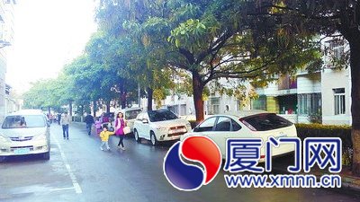 鸡亭小区内，不少车辆停上了人行道