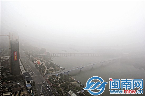 新旧中山桥笼罩在雾里