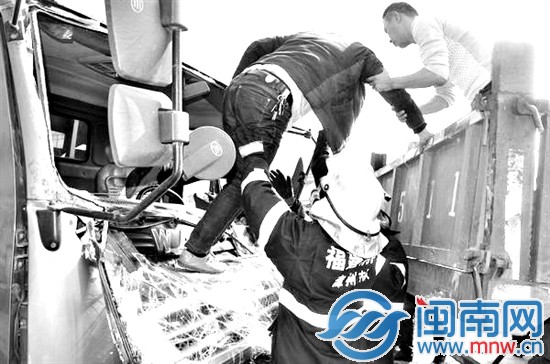 芗城竹林文武学校路段三车连环追尾