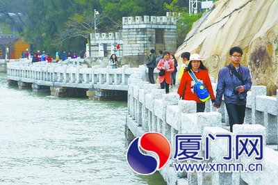 英雄山外围的半圆弧形露天石栈桥建成后，解决了鼓声 