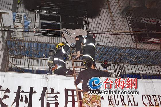 点香烛引发火灾 龙岩漳平一家4口被困