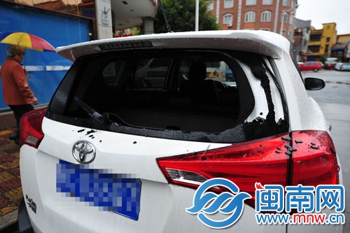 一轿车后车窗被砸破