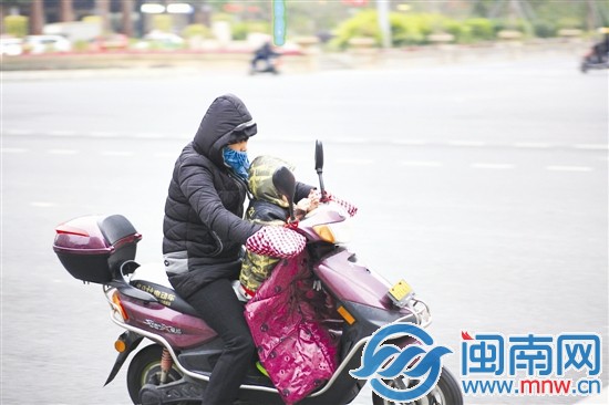 这几天天冷，市民上街把自个裹严实了