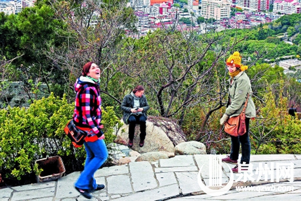 外国游客在大坪山游览