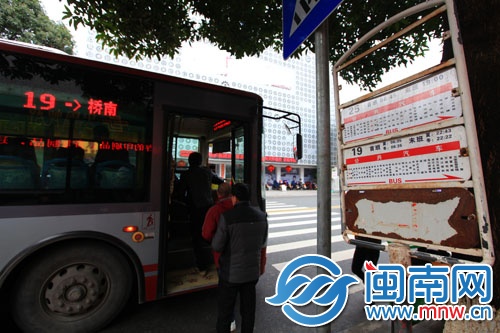 209公交站牌背面没标线路