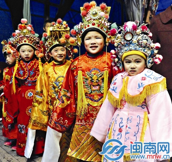孩子们装扮成皇帝、贵妃、宰相等