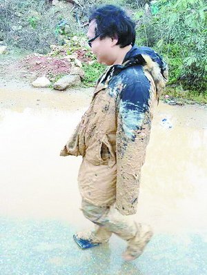 男子被救出，身上满是泥浆