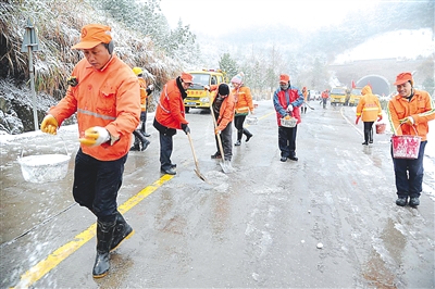 光泽公路分局召集抢险队员在积雪路撒盐除冰作业