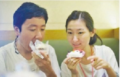 人去蛋糕店买了两块小蛋糕