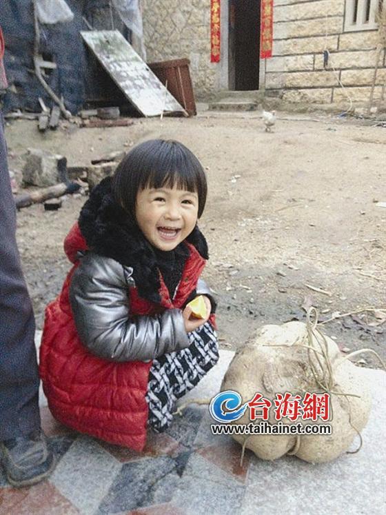 与“巨无霸”白地瓜合影，小女孩笑开颜