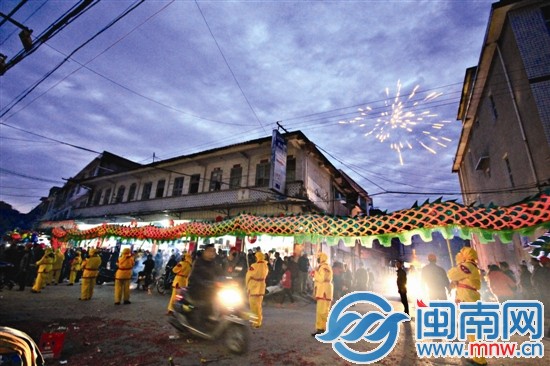 舞龙绕境