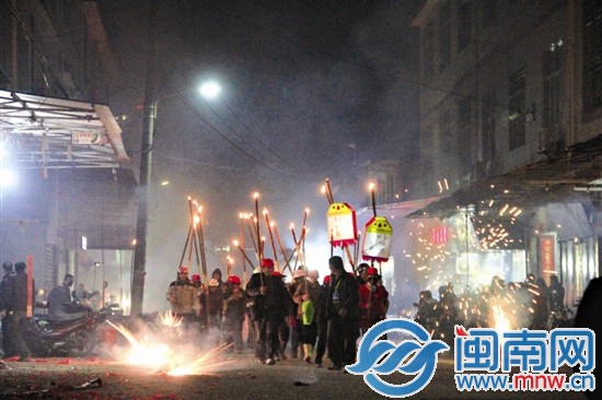 火把照街