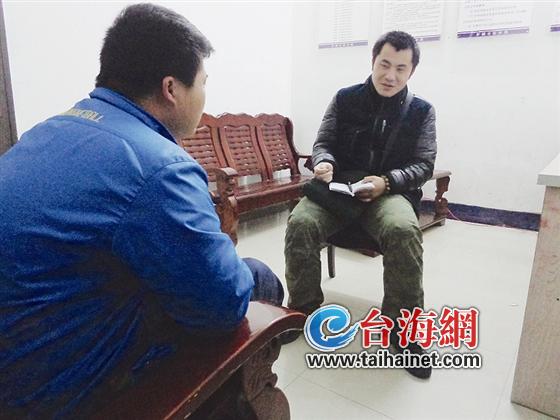 小曾（左）向导报记者讲述事情经过