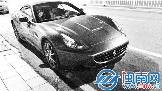 富少深夜携女友兜风 新买法拉利没牌被扣