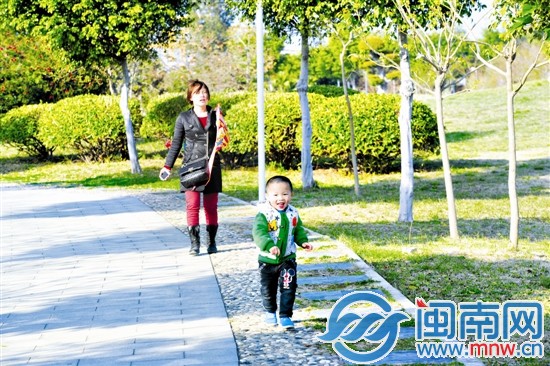 阳光下，小朋友尽情奔跑