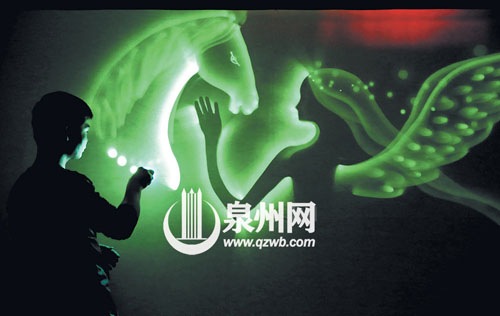 光影画的原理和沙画有相似之处，但比沙画前卫，泉州 
