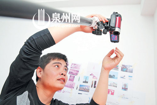 沙画表演时，DV对准创作平台，将表演过程展示给观众。