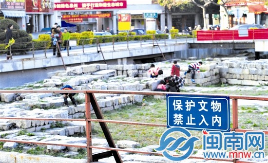 遗址护栏上，挂着“保护文物禁止入内”等指示牌