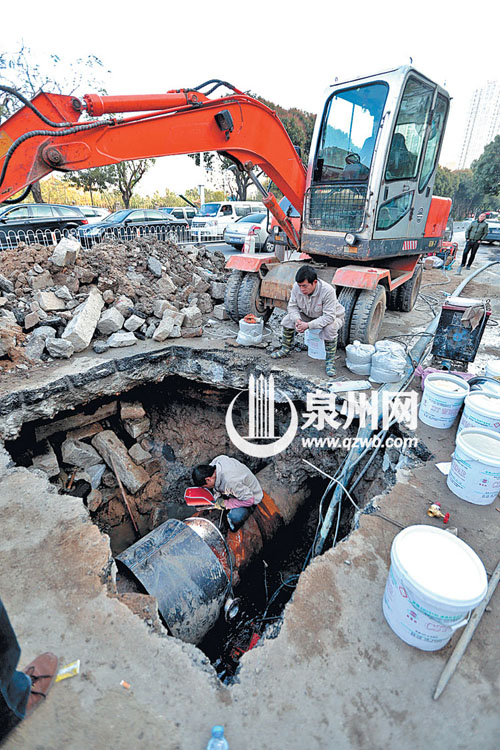 挖开路面，才能维修。