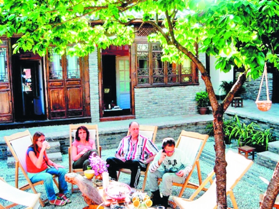 丽江古镇民宿吸引来自世界各地的游客入住