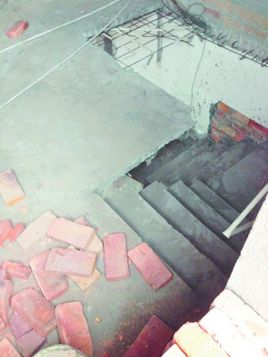 顶楼的个别业主私自打通住房楼板连接“风楼”