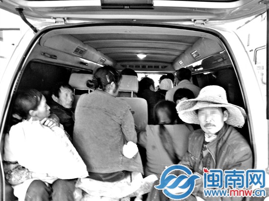 车内密密麻麻坐满了人
