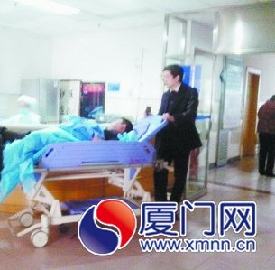 被划伤住院的男子