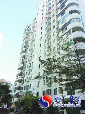 老人从这栋楼坠下。
